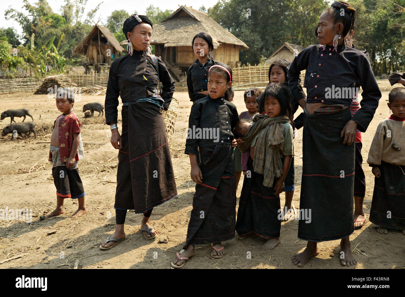 Le donne e i bambini della tribù di Ann in un villaggio intorno a Kengtung (Kyaingtong), Stato Shan, Myanmar Foto Stock