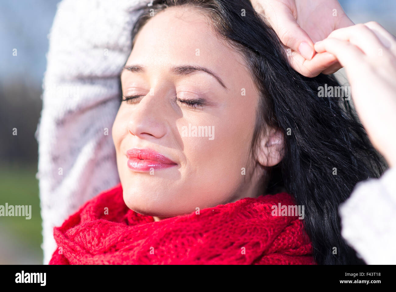 Giovane donna con sciarpa rossa Foto Stock