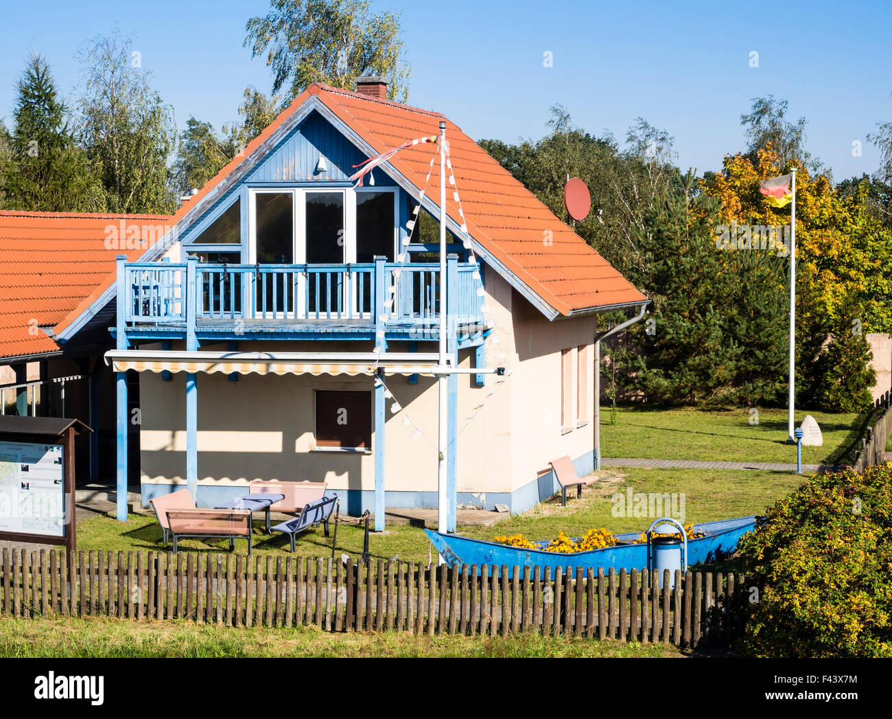 Casa a Elba ciclabile, sponda est del fiume Elba, pianura alluvionale tra Dömitz e Havelberg, Brandeburgo, Germania, Europa Foto Stock