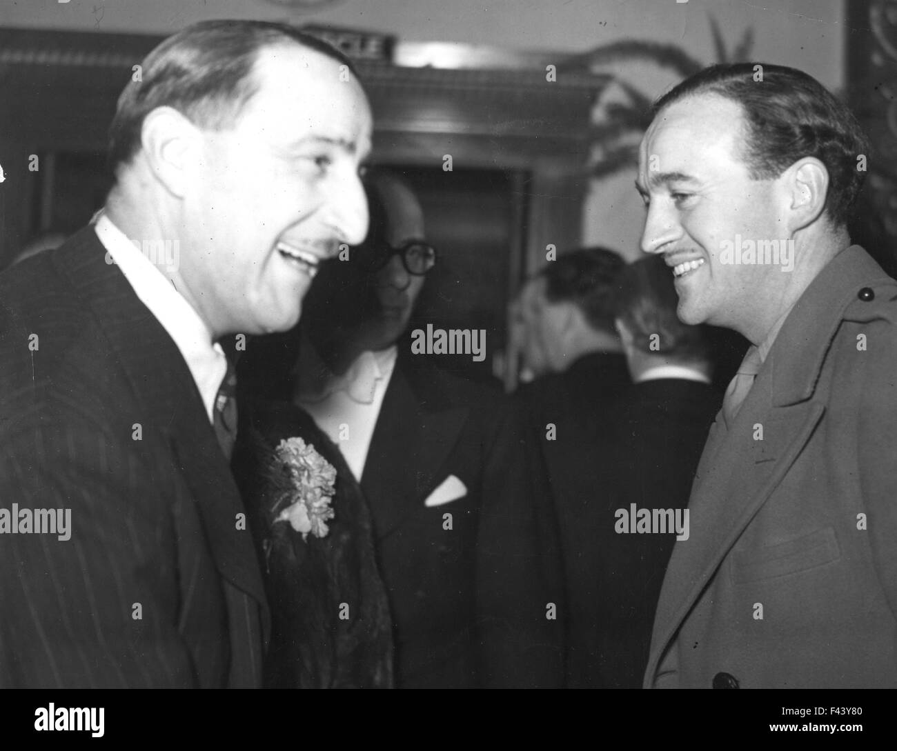 DAVID NIVEN (1910-1983) l'attore inglese con Lord J Arthur Rank circa 1943 Foto Stock