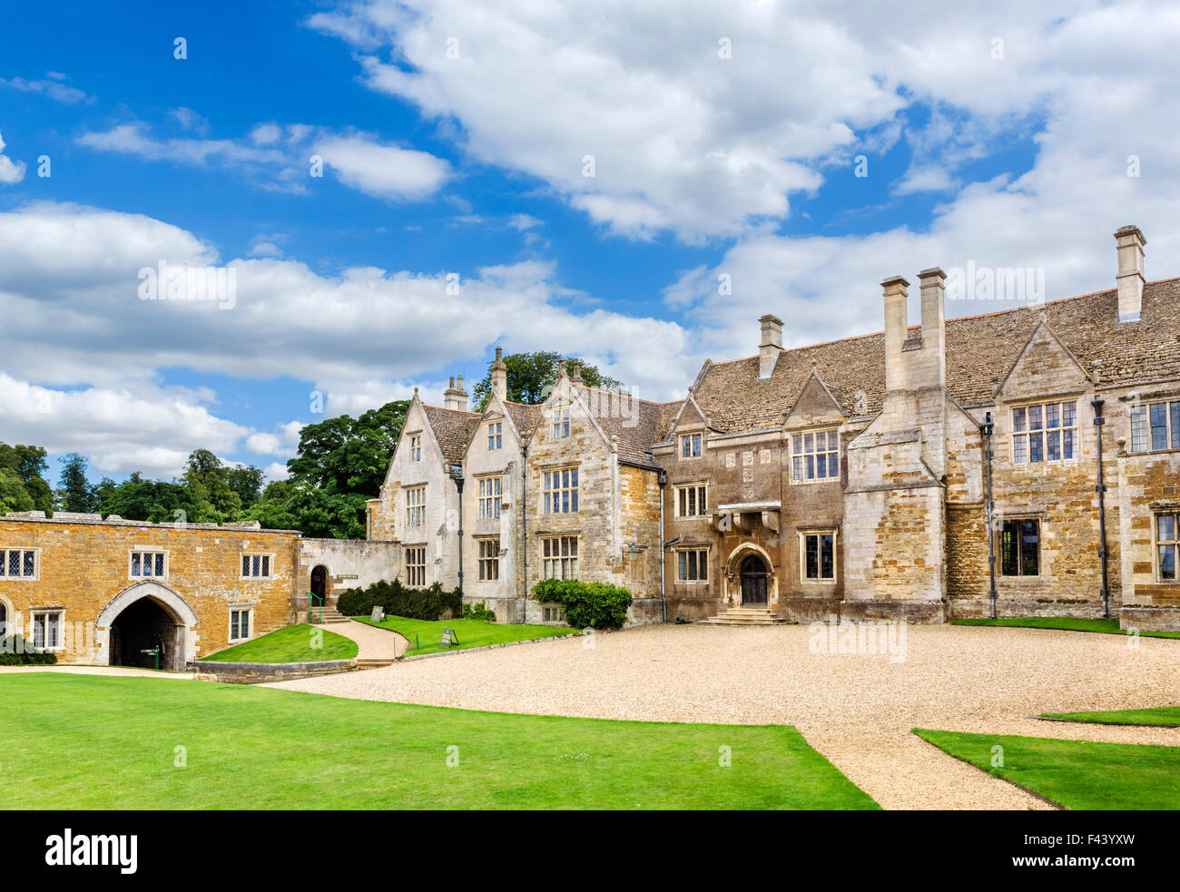 Il cortile e ingresso al Castello di Rockingham, vicino a Corby, Northamptonshire, England, Regno Unito Foto Stock