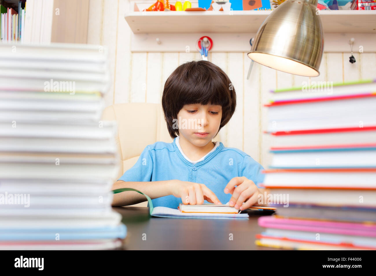 Bambino la lettura di un libro Foto Stock