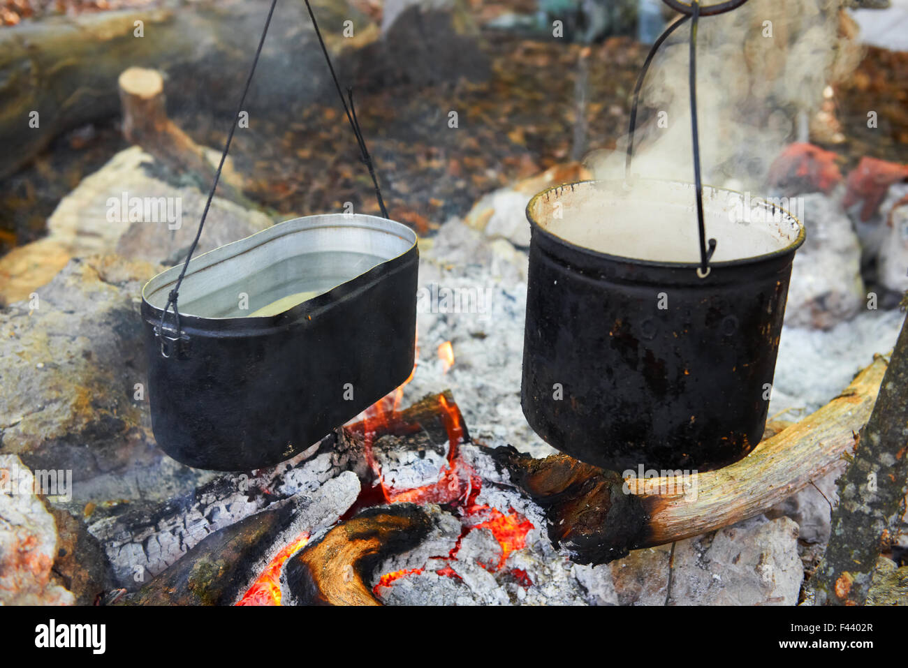 Due pentole sopra il fuoco. Foto Stock