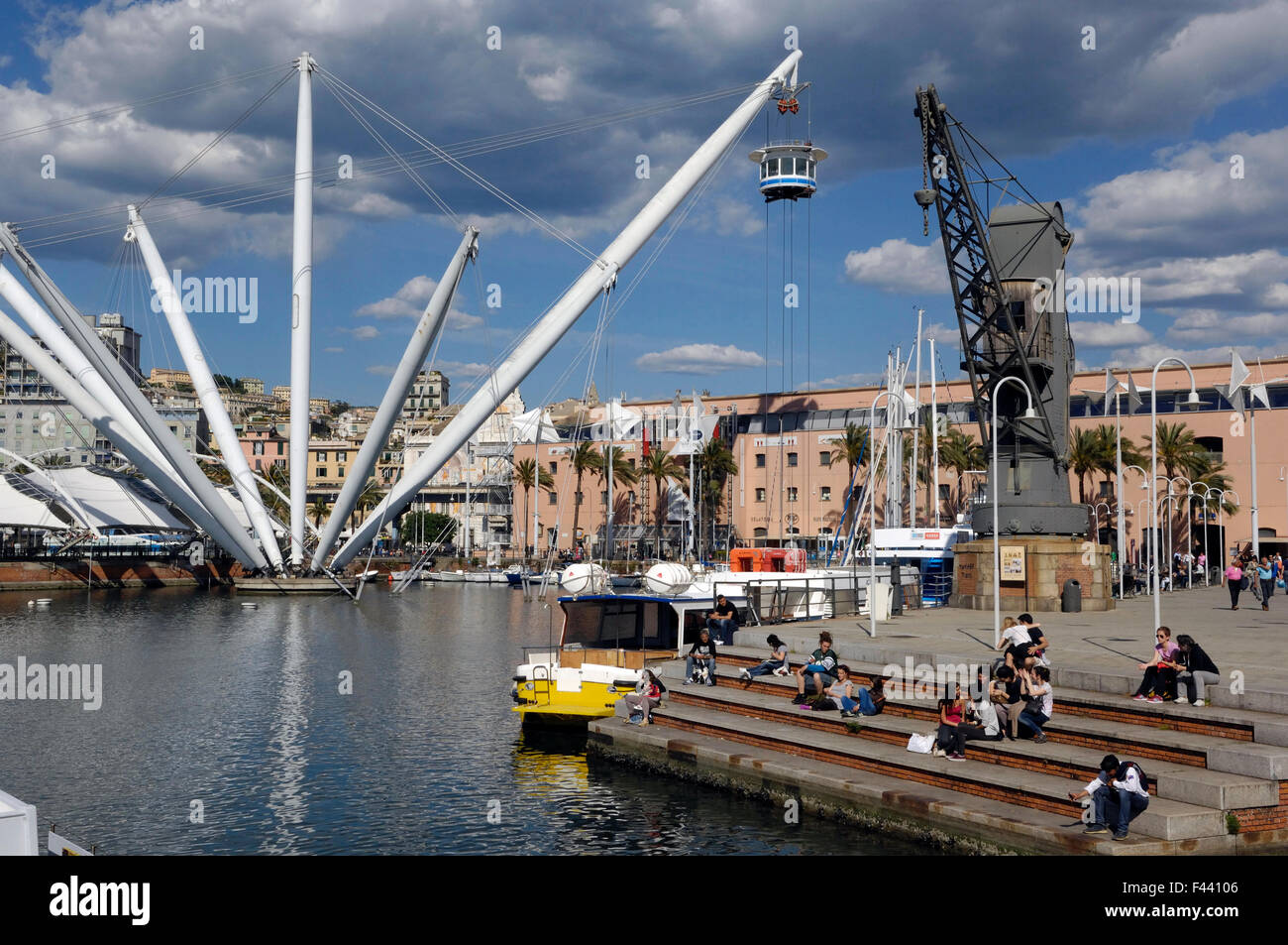 Il Bigo di Renzo Piano nel Porto Antico il porto antico di Genova regione  Liguria Italia Europa Foto stock - Alamy