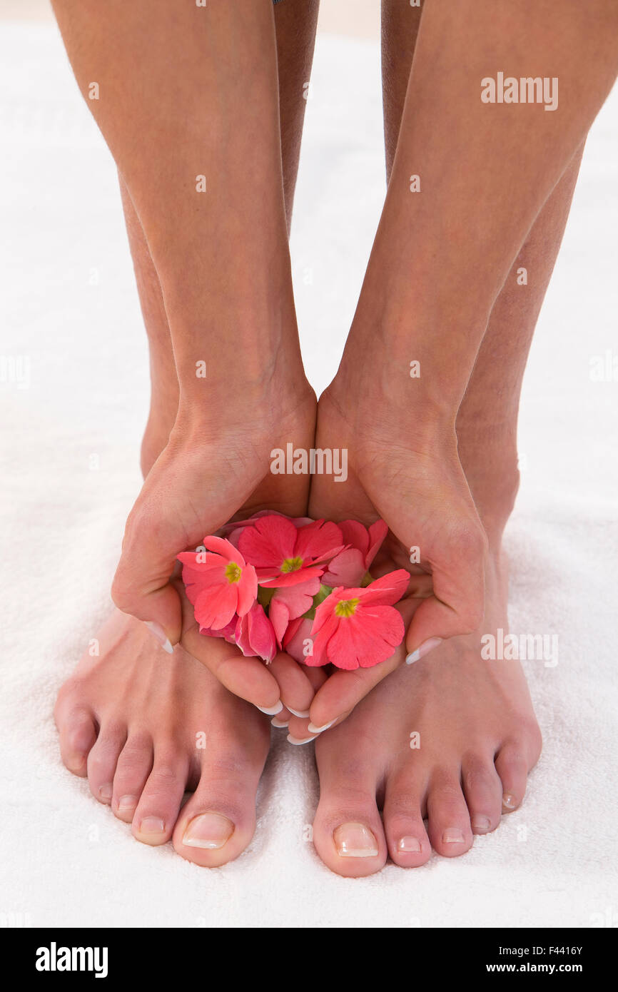 Piedi Pedicured, curati mani e fiori aromatici in una spa Foto Stock