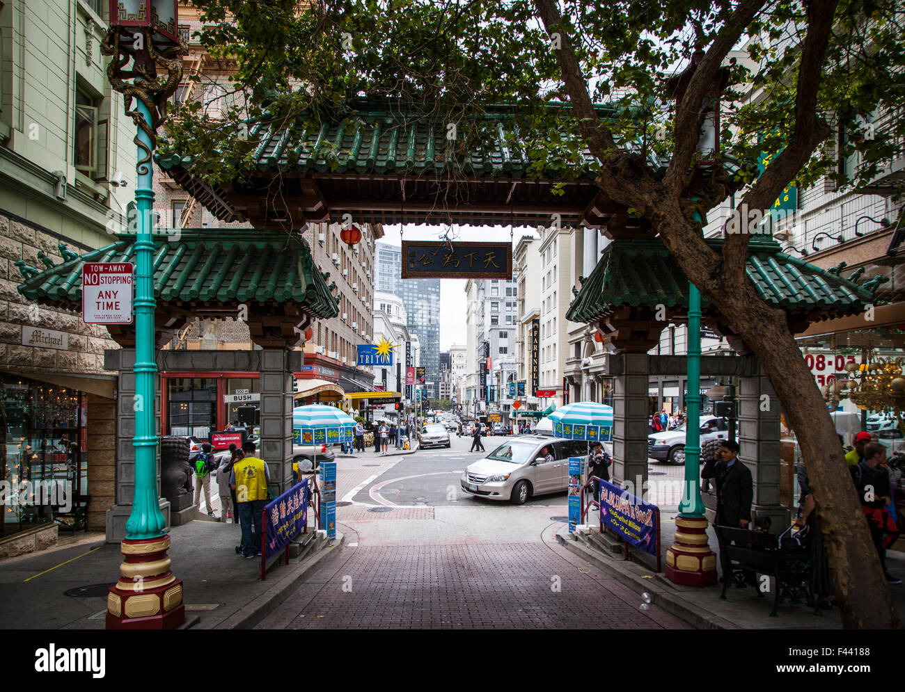 Gateway Arch (Dragon Gate) su Grant Avenue Chinatown di San Francisco in California Foto Stock