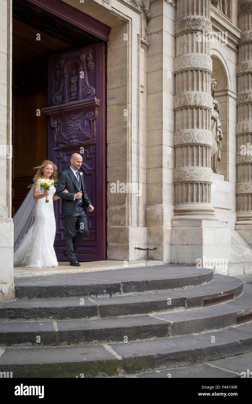 Cerimonia di matrimonio all'interno eglise Saint Etienne du Mont, quartiere latino, parigi francia Foto Stock