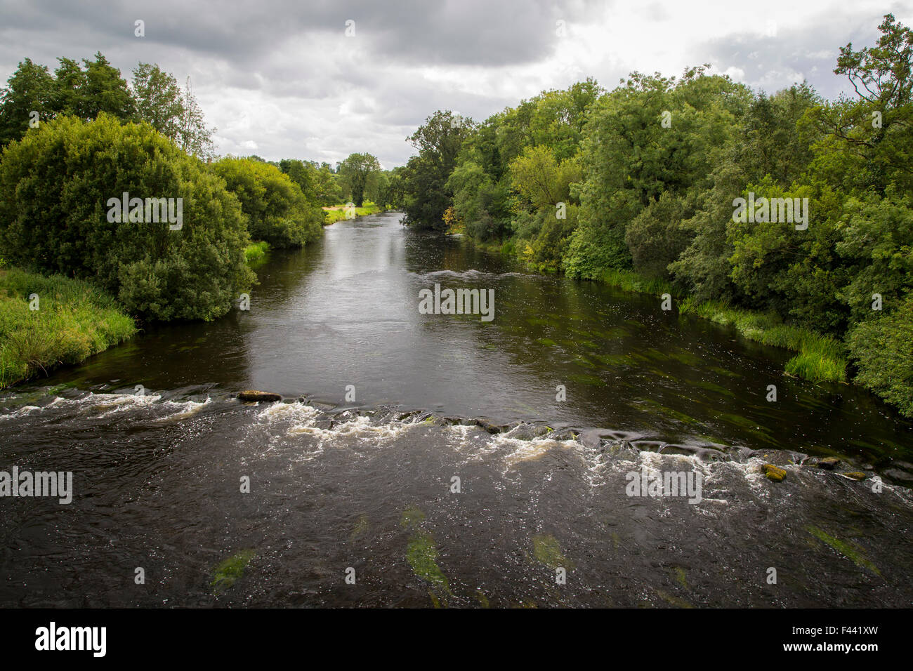 Fiume Erne che scorre attraverso la città di Belturbet, nella contea di Cavan, Repubblica di Irlanda Foto Stock