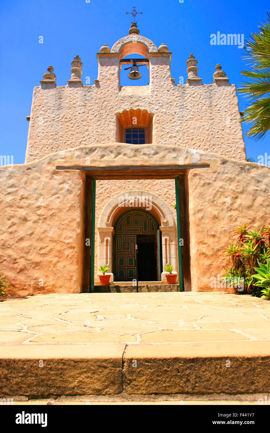 Portale di ingresso al cortile che conduce a Nostra Signora del Monte Carmelo Chiesa a Montecito, California Foto Stock