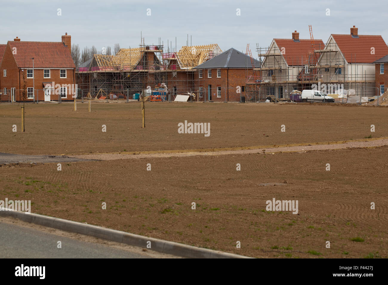 Nuovo alloggiamento, nuove case. Lo sviluppo su un sito vergine. Stalham. Norfolk. East Anglia. In Inghilterra. Regno Unito. 2015 Foto Stock