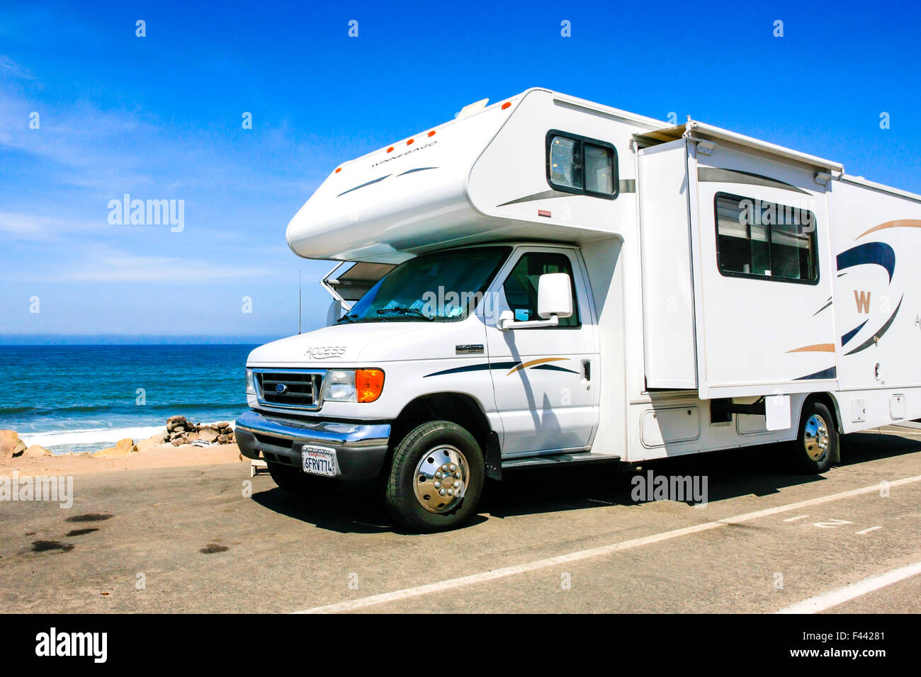 Camper e roulotte parcheggiate sul PCH - Pacific Coast Highway Rte 1 appena al di fuori di Ventura in California Foto Stock