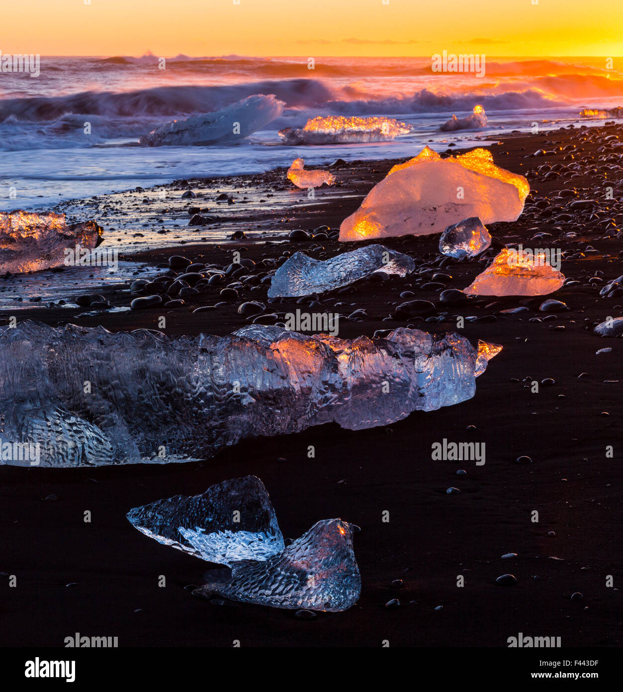 La fusione del ghiaccio sulla spiaggia di Jokulsarlon. Sud dell'Islanda, Europa, novembre 2012. Foto Stock