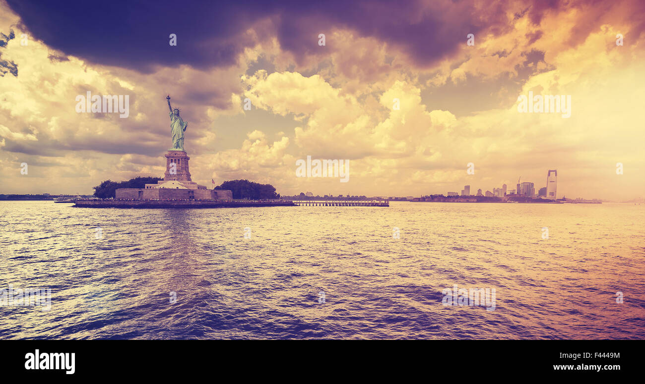 In stile vintage Statua della Libertà con tramonto spettacolare, New York, Stati Uniti d'America. Foto Stock