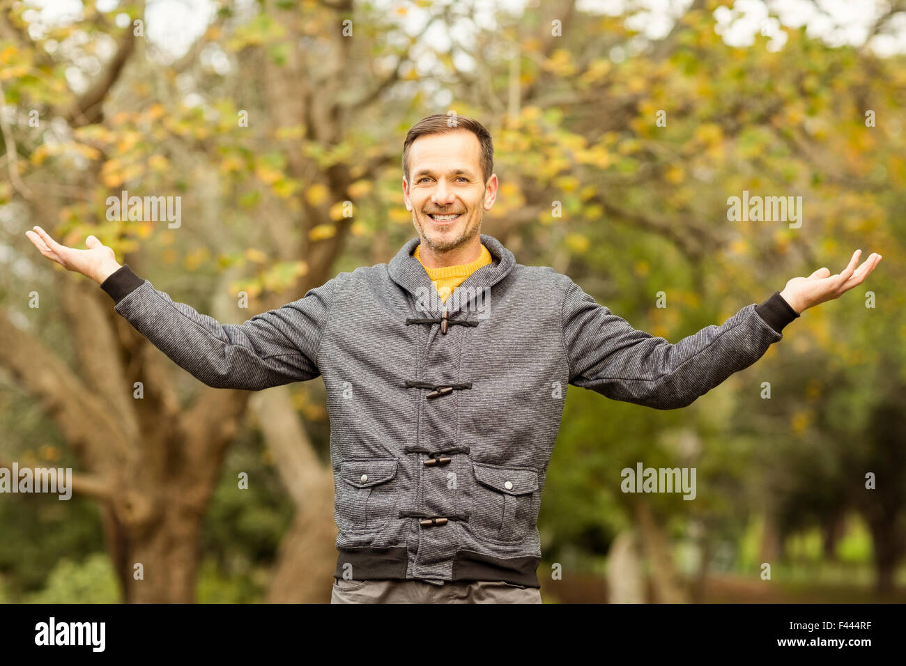 Giovane uomo bello con i bracci sollevati Foto Stock
