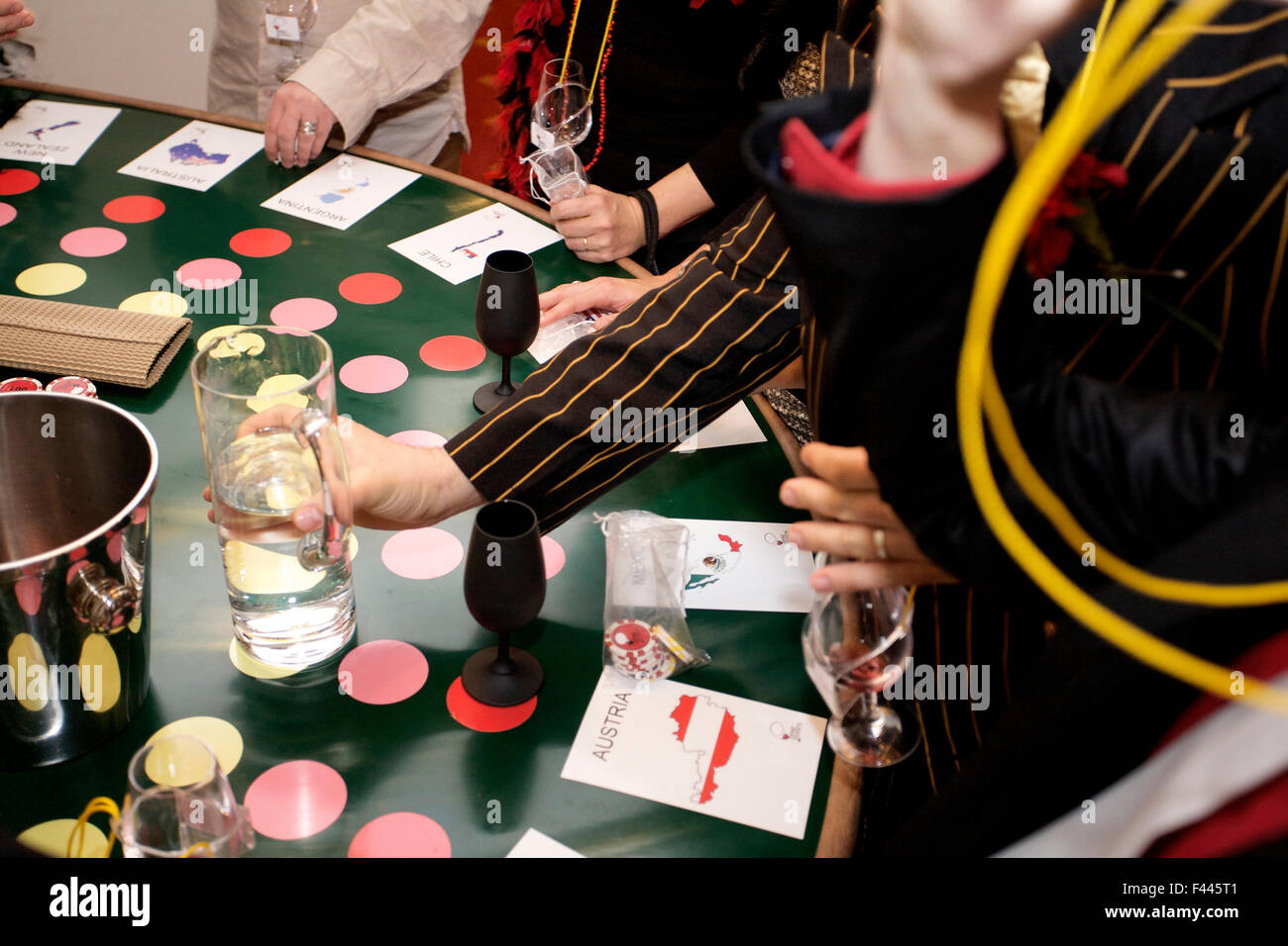 Vino Roulette divertente gioco sociale Foto Stock