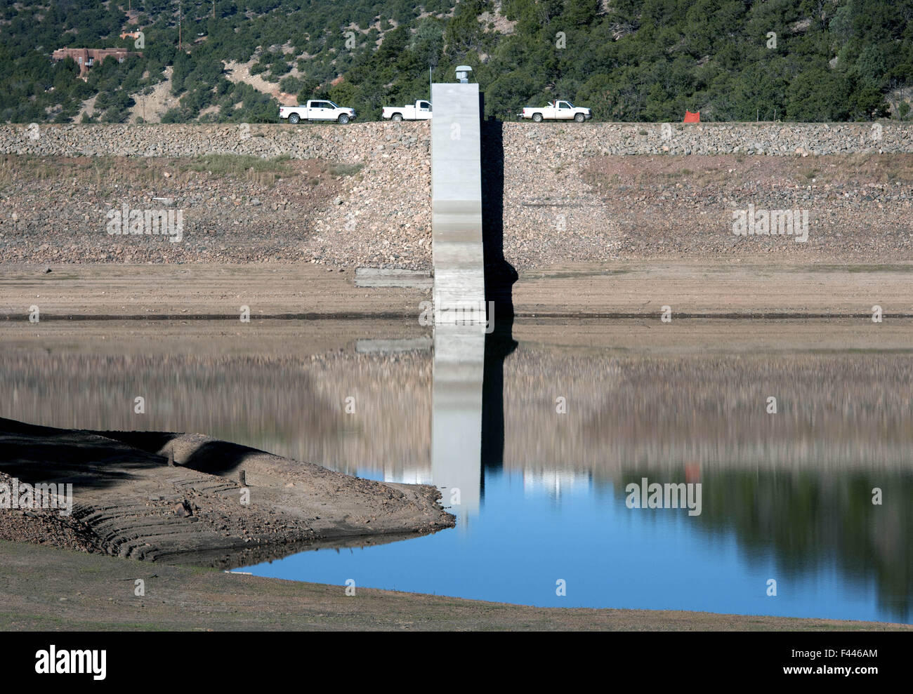 Stati Uniti d'America. Xiii oct, 2015. Nichols serbatoio è il riempimento dopo le riparazioni alla diga sono stati completati. Photo shot martedì 13 ottobre, 2015. © Eddie Moore/Albuquerque ufficiale/ZUMA filo/Alamy Live News Foto Stock