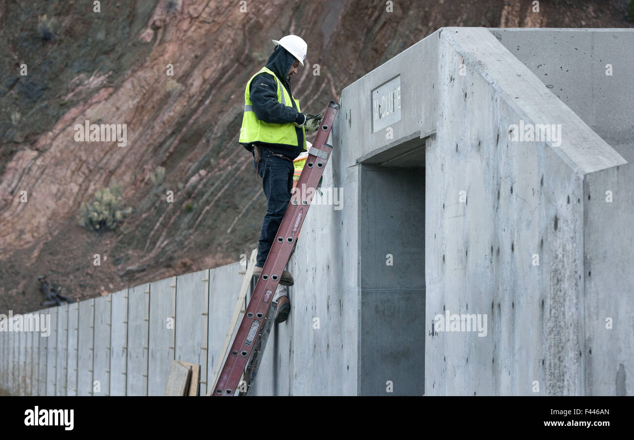 Stati Uniti d'America. Xiii oct, 2015. Mario Pinedo, con RMCI, malte la nuova pendenza struttura di aspirazione al serbatoio McClure martedì 13 ottobre, 2015. Il tunnel di cemento è uno dei miglioramenti a Santa Fe la più grande serbatoio. © Eddie Moore/Albuquerque ufficiale/ZUMA filo/Alamy Live News Foto Stock