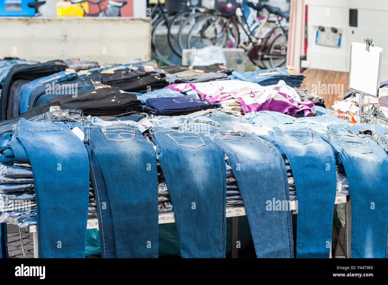 Jeans sul display per la vendita al mercato locale. Italia settentrionale Foto Stock