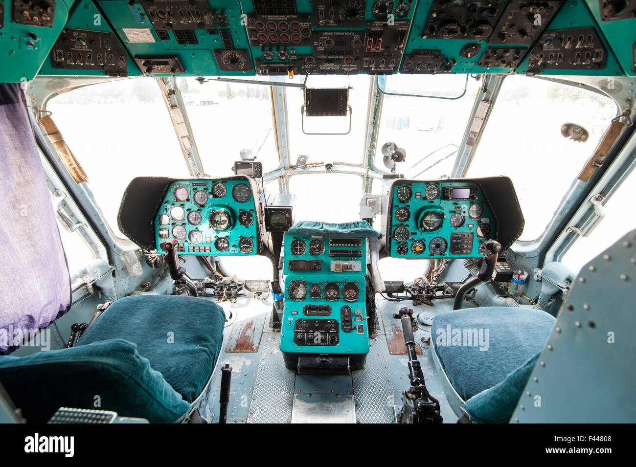 I dettagli interni del Mil Mi-8 cockpit in elicottero Foto Stock