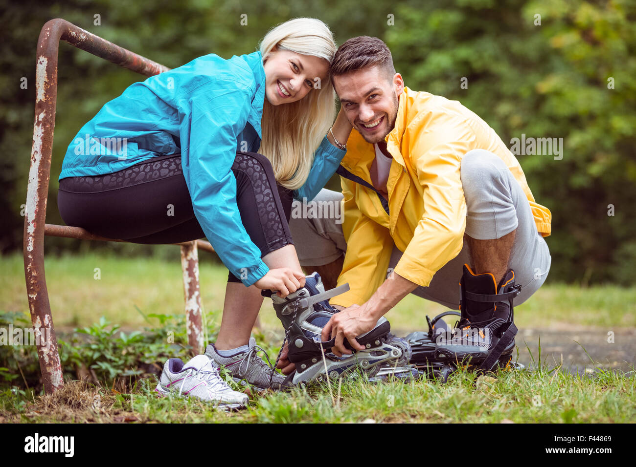 Coppia felice mettendo su lame a rullo Foto Stock