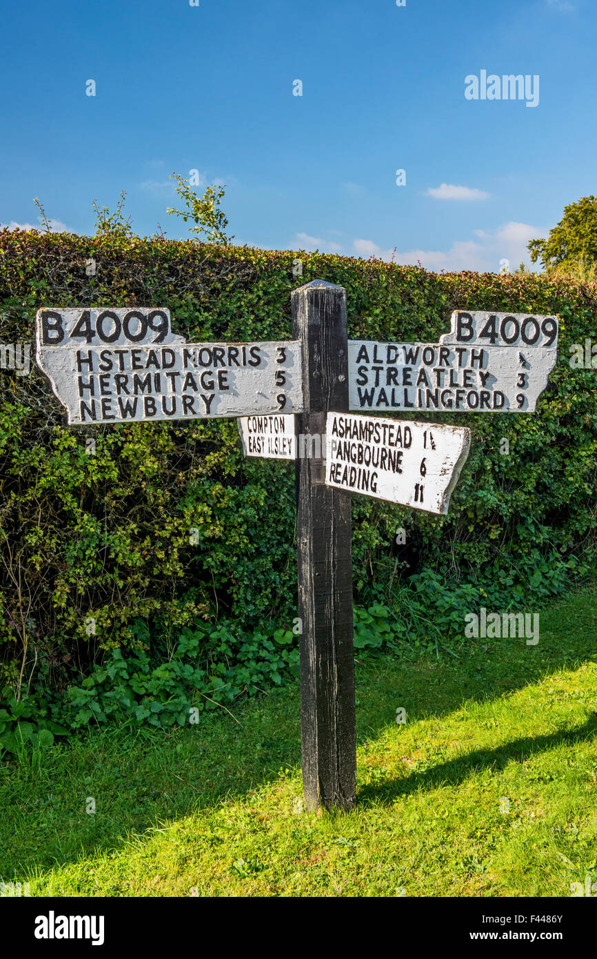 Vecchia strada di legno segno a quattro punti Inn at Berkshire, Inghilterra Foto Stock