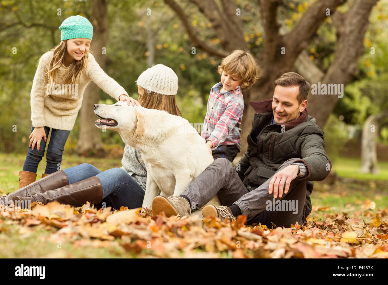 Famiglia giovane con un cane Foto Stock