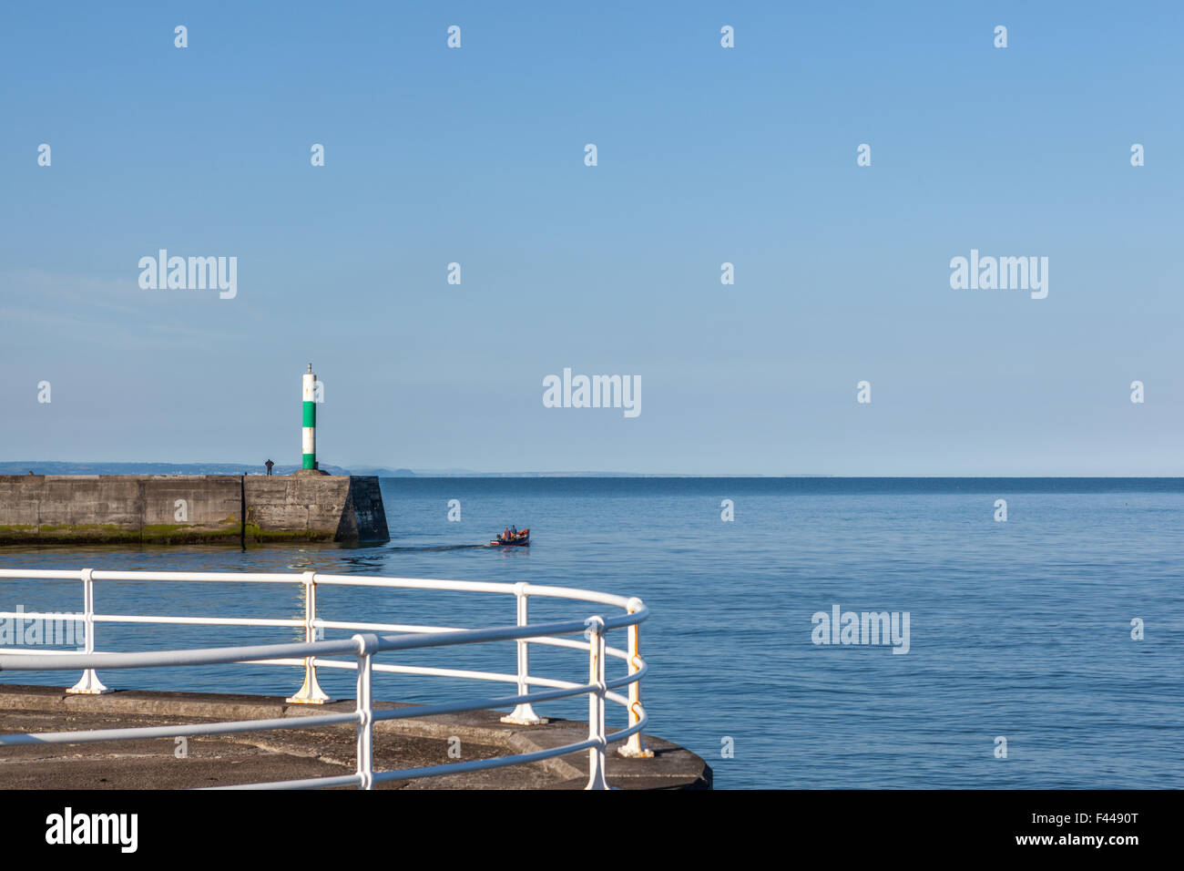 2 Gli uomini andando per mare in una piccola barca Foto Stock