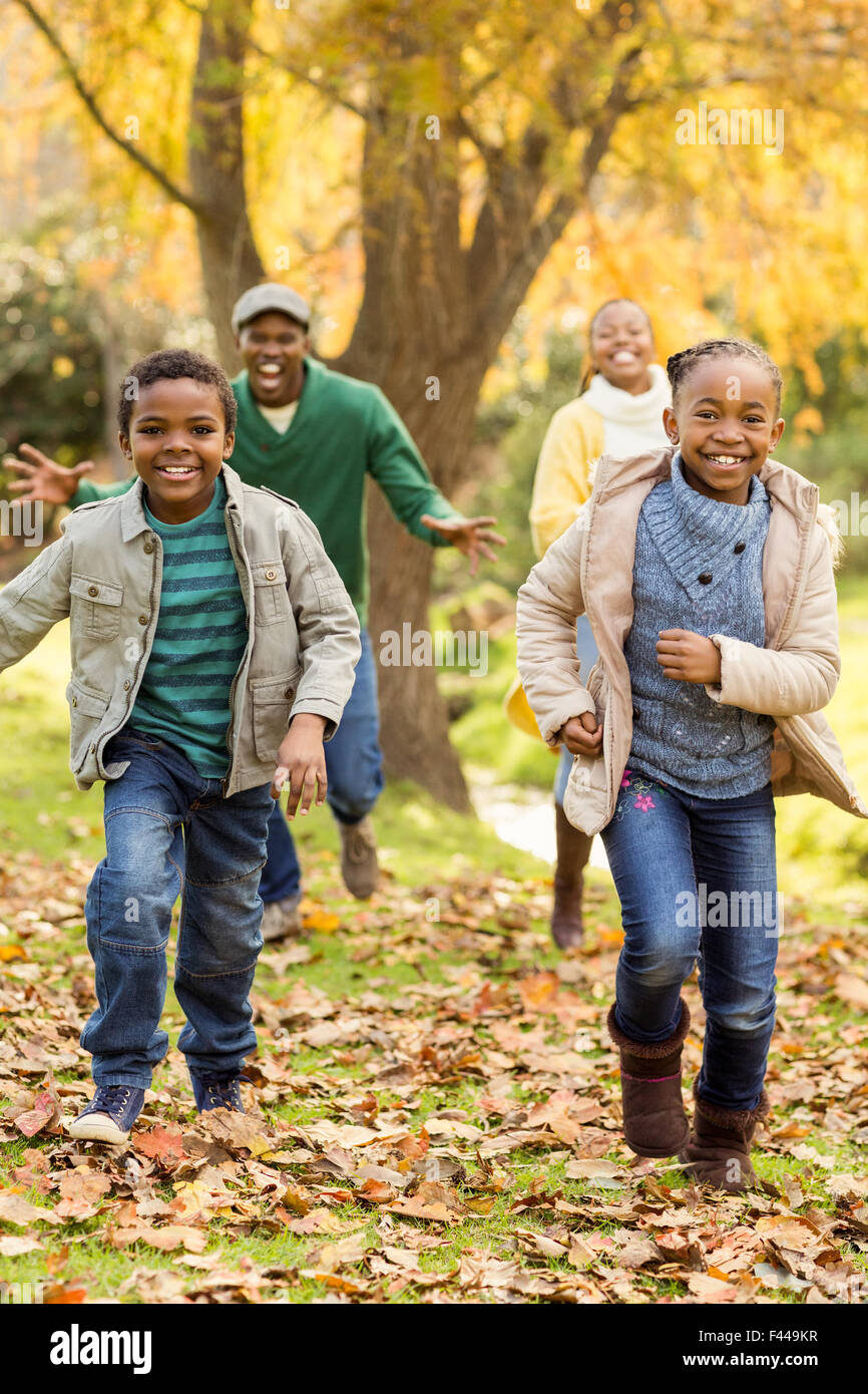 Sorridente giovane famiglia giocare insieme Foto Stock