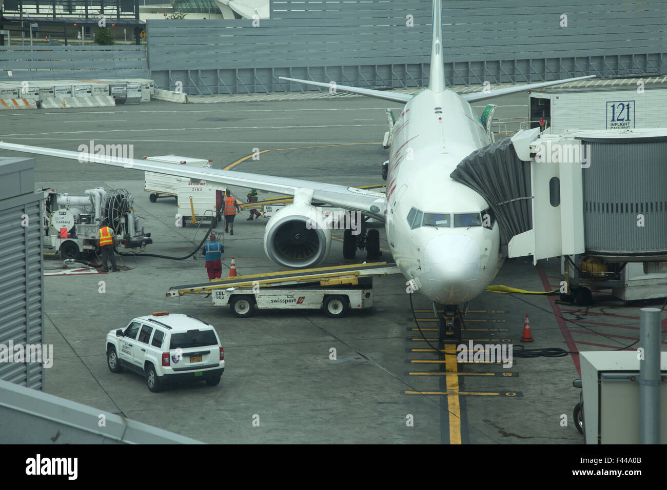Rifornimento di carburante di un aereo per un volo internazionale al JFK International Airport di New York City. Foto Stock
