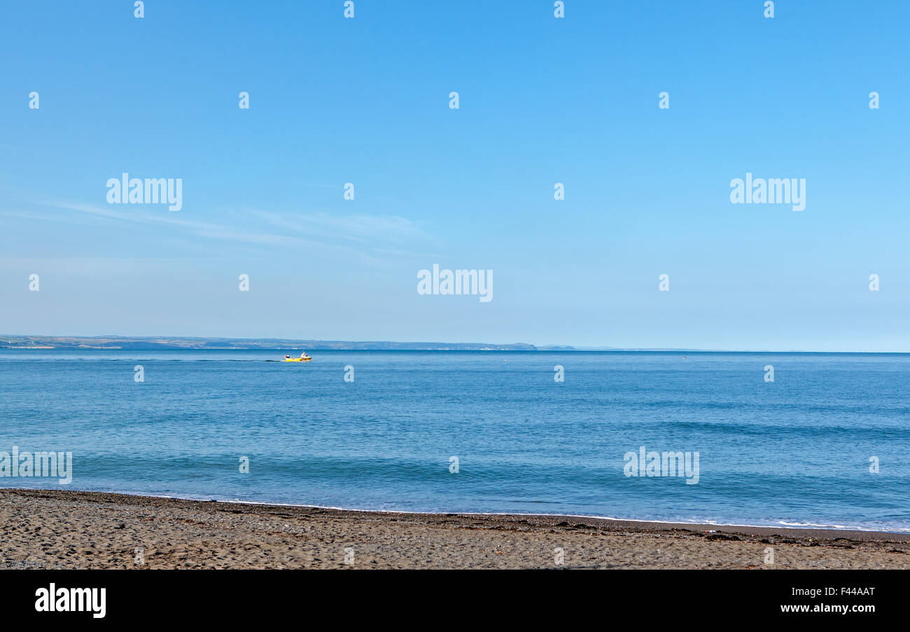 Barca da pesca lasciando shore a Aberystwyth Foto Stock