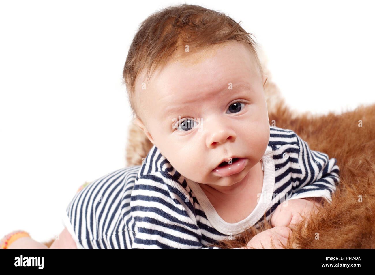 Ritratto di adorabili Bimbo giacente su fur Foto Stock