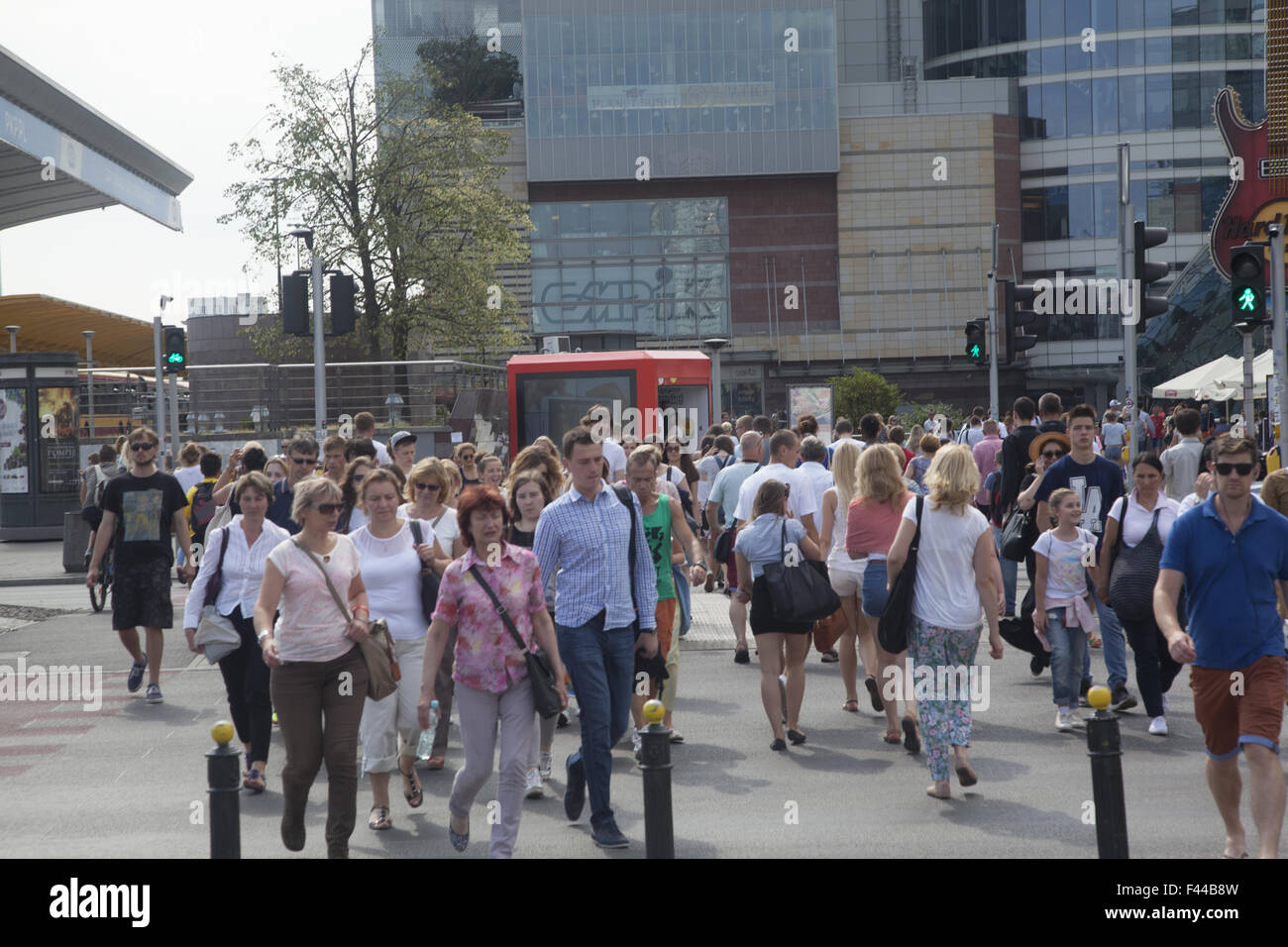 Una folla di persone a piedi nel centro di Varsavia, Polonia, vicino alla principale stazione ferroviaria durante il periodo di vacanze estive. Foto Stock