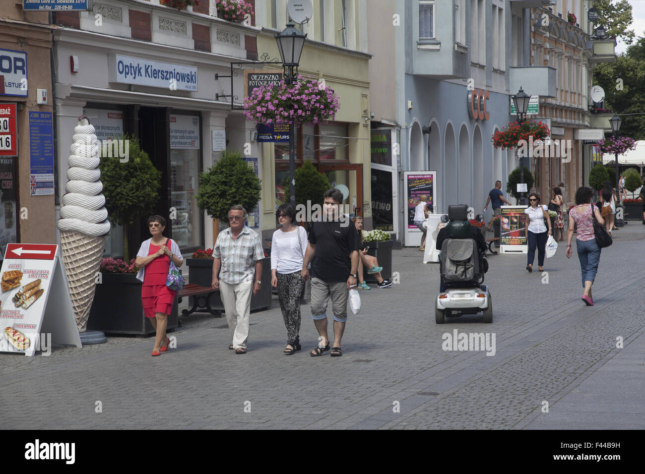 Persone passeggiare lungo l'automobile libera centro storico di Zielona Gora in Polonia una pittoresca città di circa 100.000 persone. Foto Stock