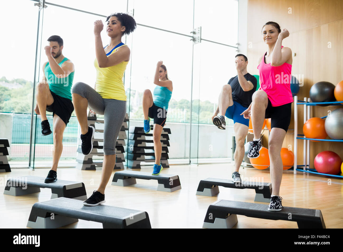 Lezione di fitness che esercitano in studio Foto Stock