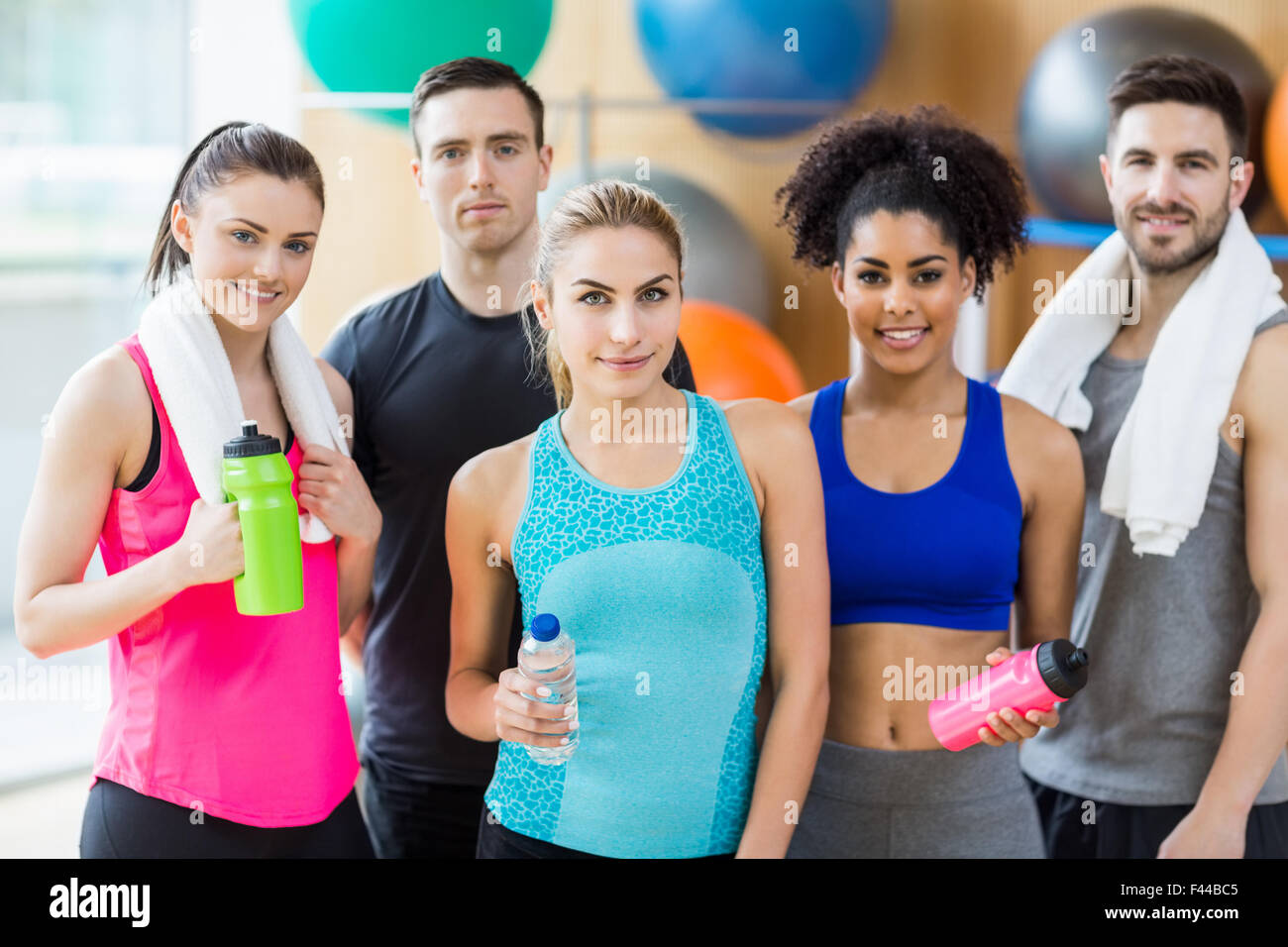 Lezione di fitness sorridente in telecamera in studio Foto Stock