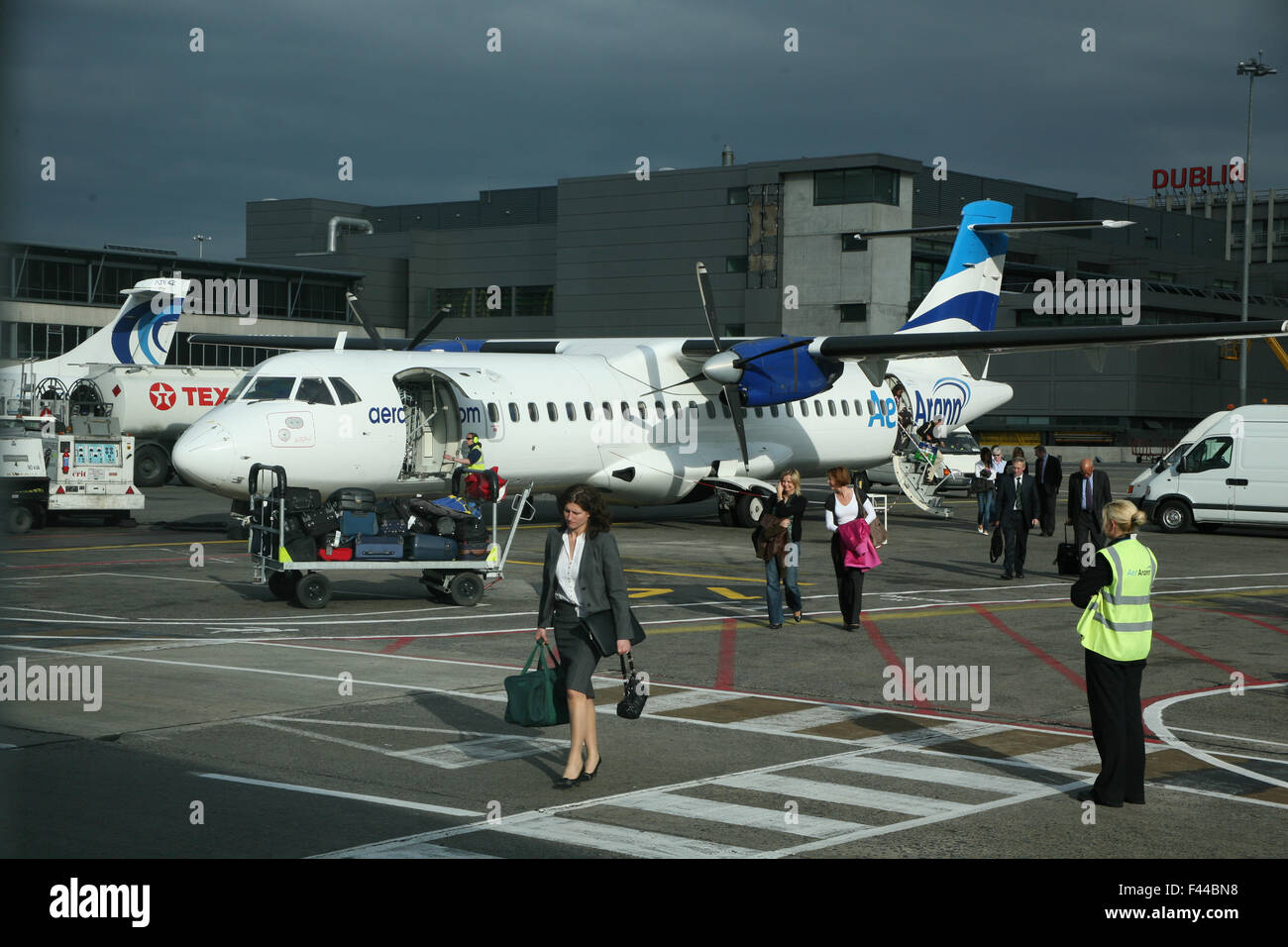 I passeggeri di sbarco formulario AER ARran ATR-42 Dublin Airport Foto Stock