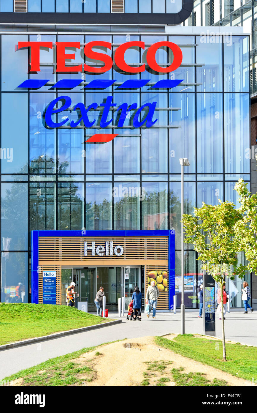 Tesco supermercato Extra store & ciao segno su ingresso alla parte del misto di grandi dimensioni che utilizzano lo sviluppo a Woolwich Centro Sud Londra Inghilterra REGNO UNITO Foto Stock