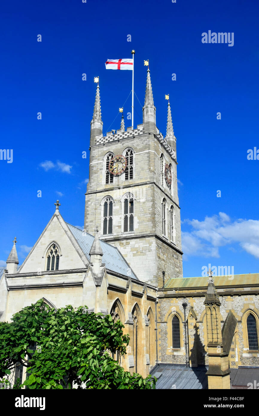 Anglican Southwark Cathedral Tower bandiera dell'Inghilterra derivata dalla Croce di San Giorgio sulla giornata del cielo blu Southwark London England UK Foto Stock