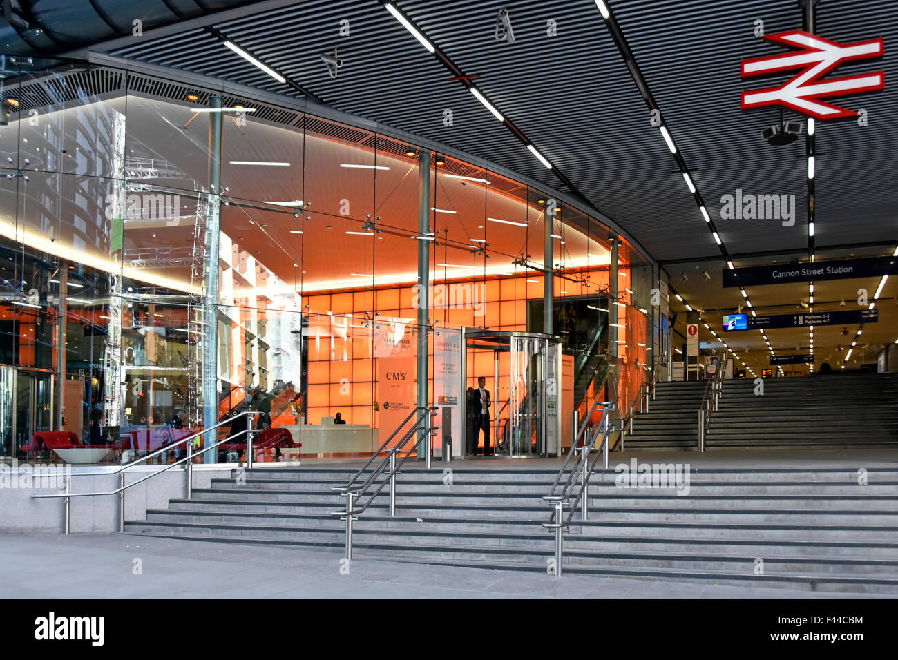 Edificio per uffici parete di luce cambia colore moderna facciata in vetro architettura Cannon Street Station riconvertire per parete blu vedi info aggiuntive pannello Foto Stock