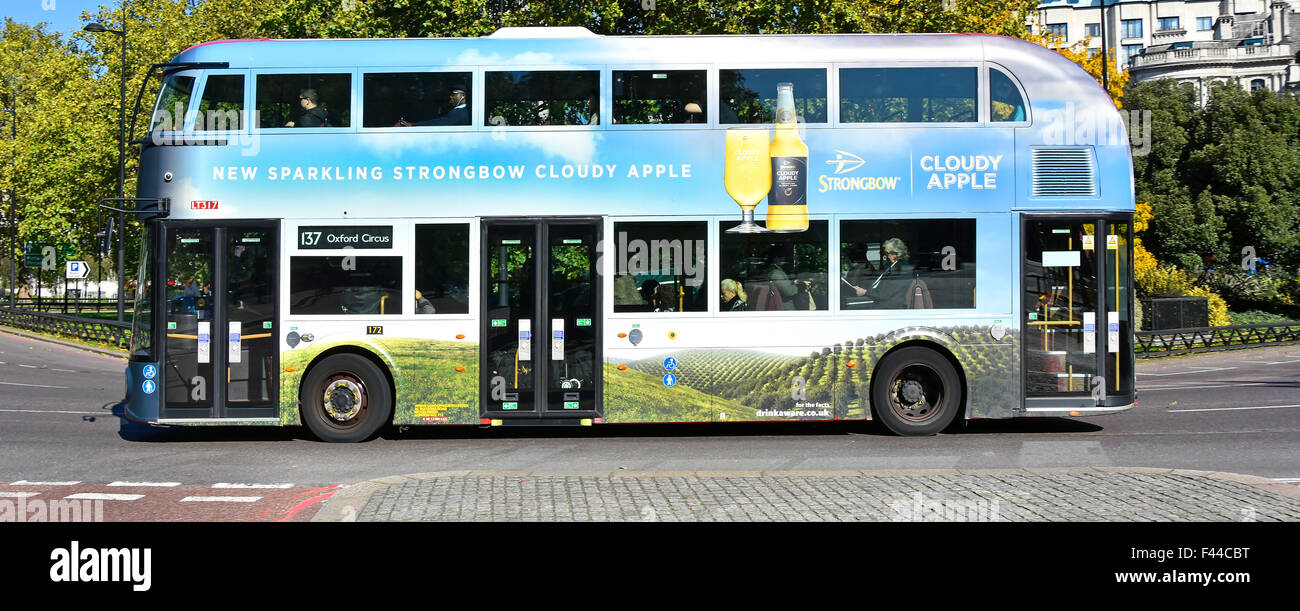London bus double decker nuovo routemaster Boris Strongbow bus pubblicità sul lato del percorso 148 visto in Park Lane Londra Inghilterra REGNO UNITO Foto Stock