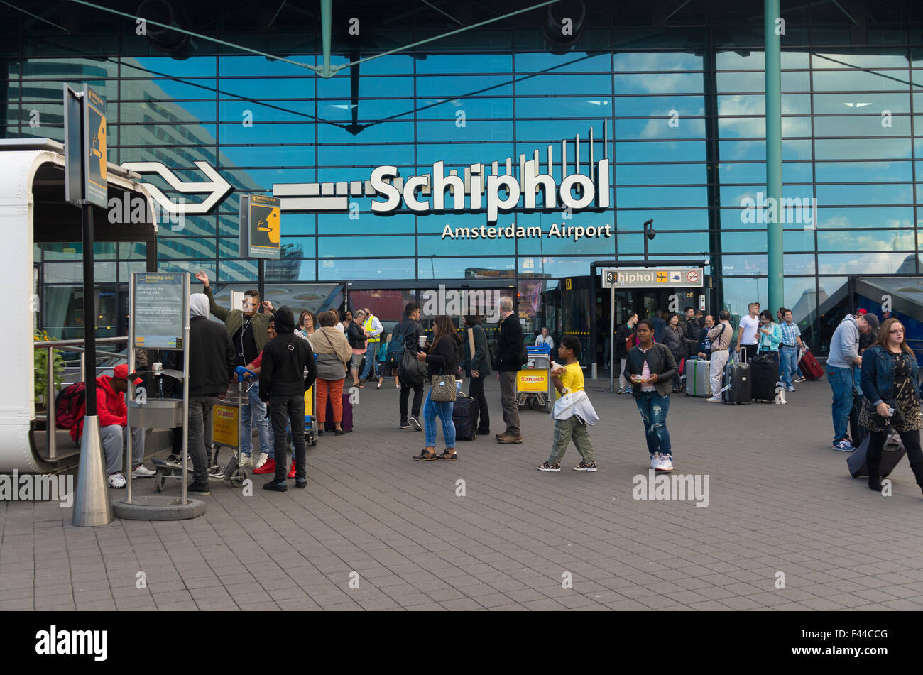 AMSTERDAM - Agosto 28, 2015: viaggiatori sconosciuto all'entrata principale dell'aeroporto Schiphol di Amsterdam Foto Stock