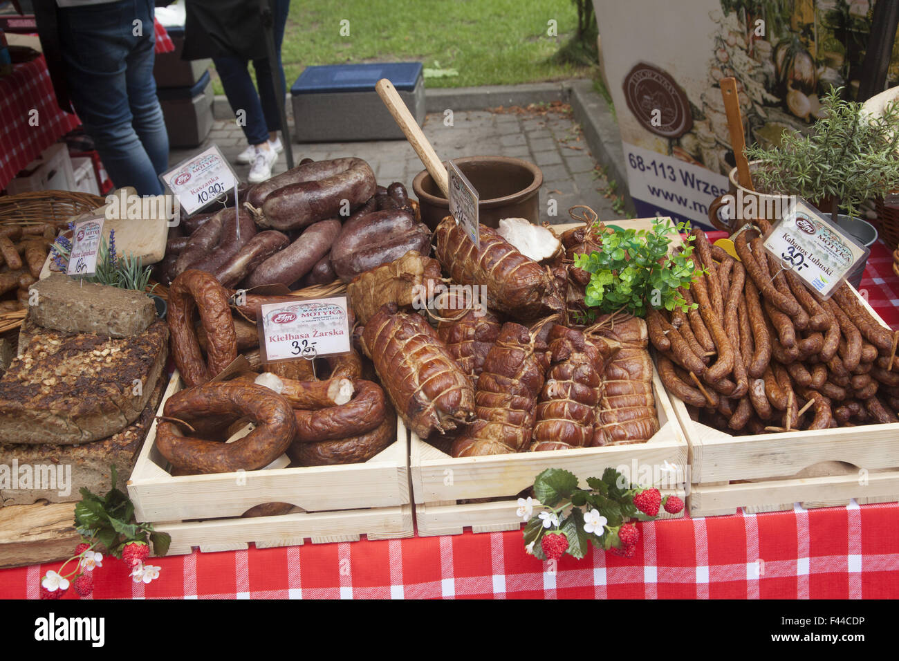 Vari tipi di salsiccia polacca & prosciutti in vendita presso un festival all'aperto nei pressi di Zielona Gora, Ploand Foto Stock
