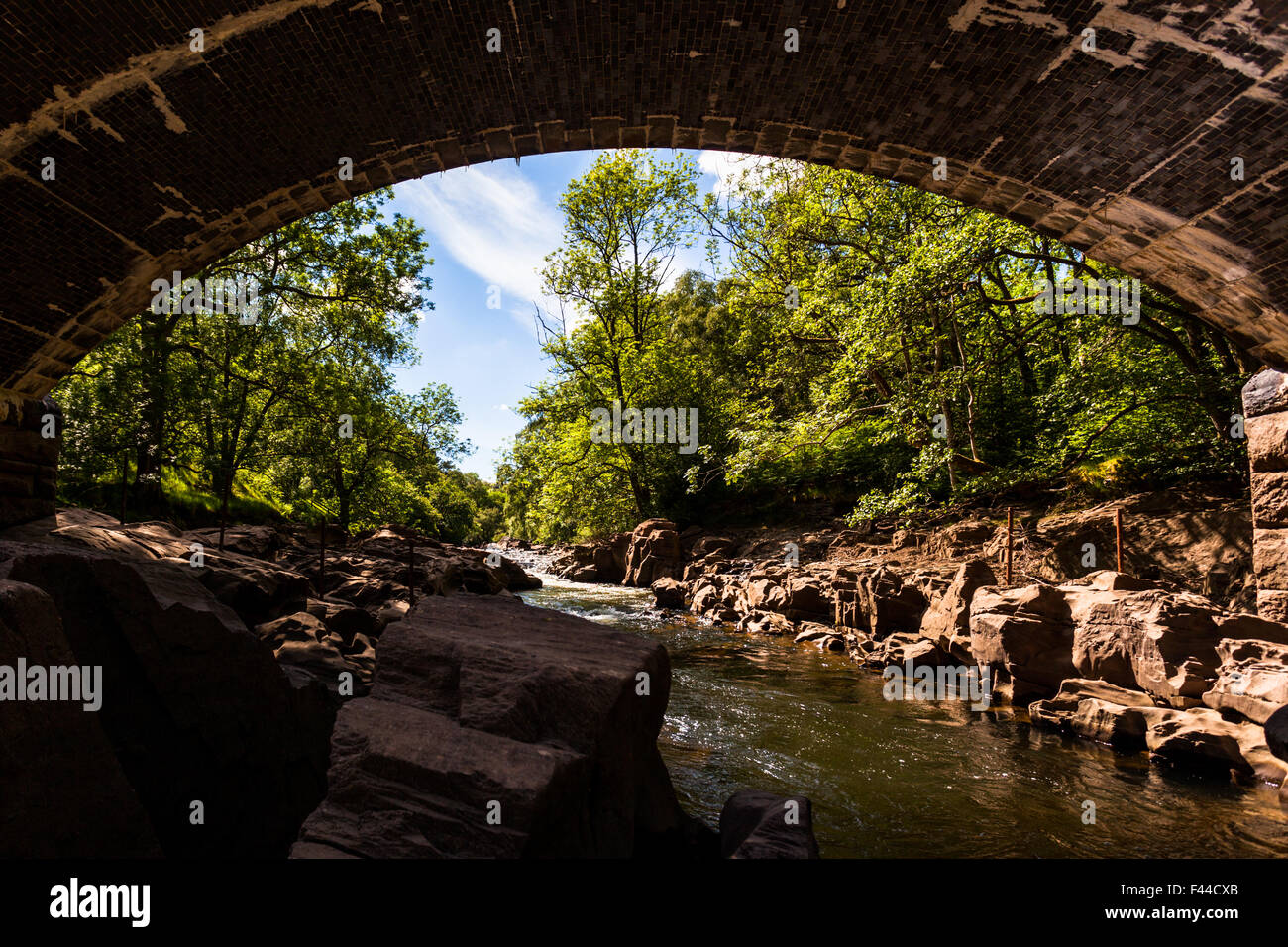 Ponte sul fiume Elan lungo la valle di Elan Foto Stock