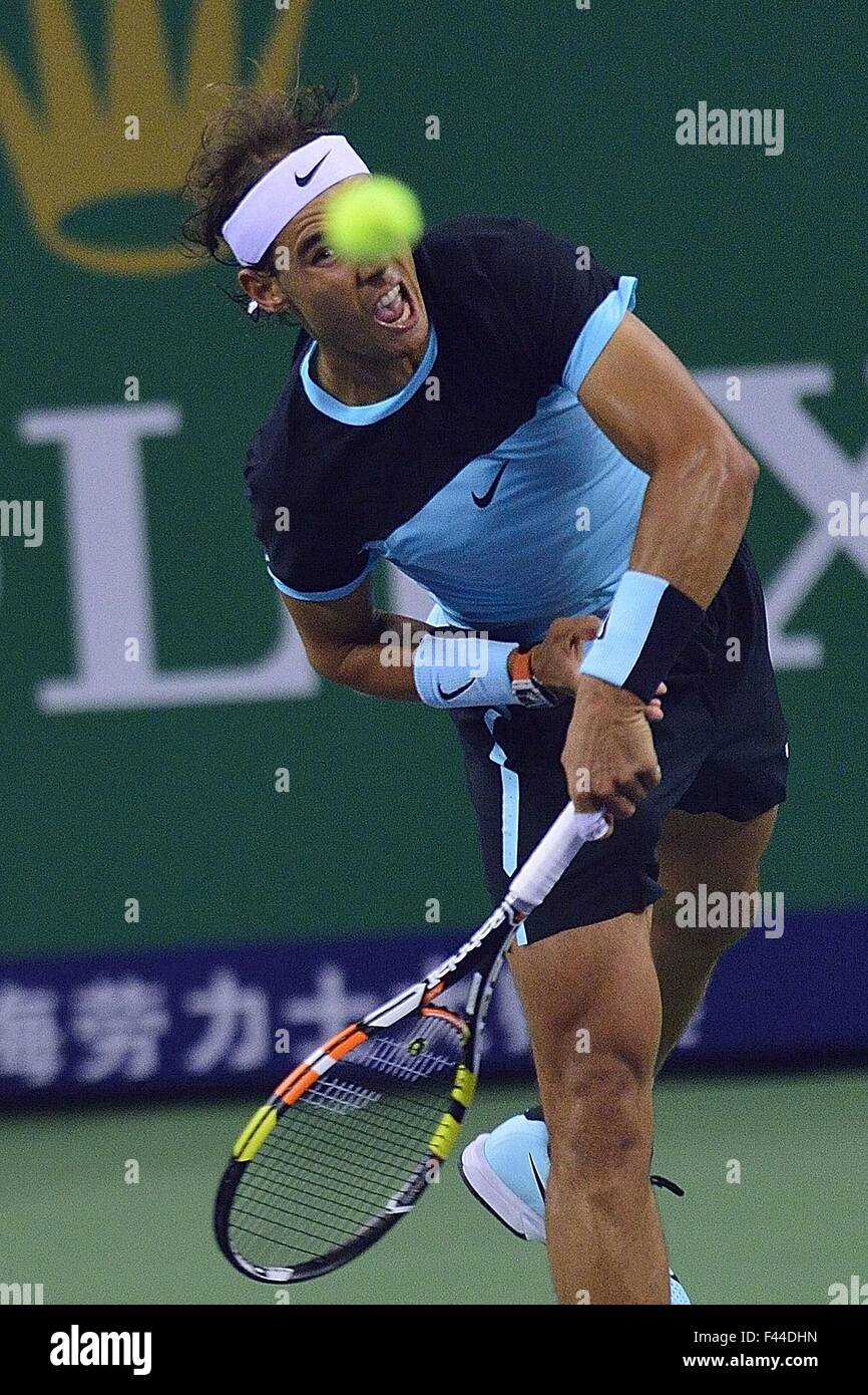 Ottobre 14, 2015 - Shanghai in Cina - Rafael Nadal di Spagna serve contro I. Karlovic durante la Shanghai Rolex Masters torneo di tennis. (Credito Immagine: © Marcio Machado via ZUMA filo) Foto Stock