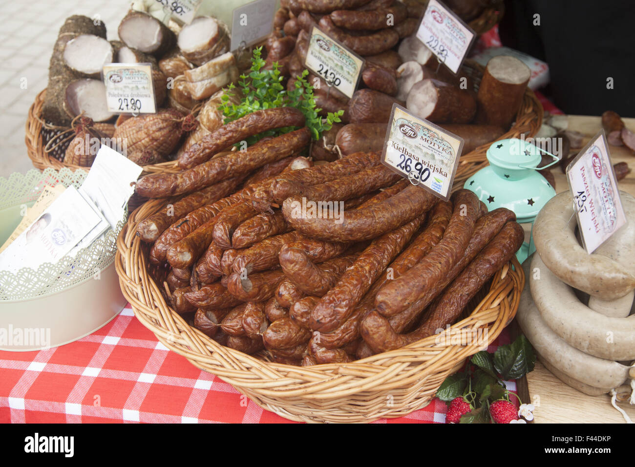 Vari tipi di salsiccia polacca per la vendita ad un festival all'aperto nei pressi di Zielona Gora, Ploand Foto Stock