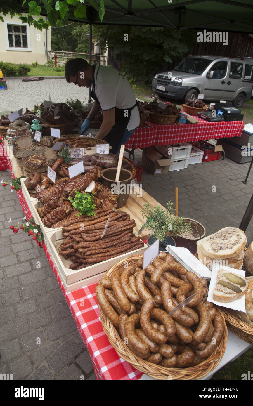 Vari tipi di salsiccia polacca per la vendita ad un festival all'aperto nei pressi di Zielona Gora, Ploand Foto Stock