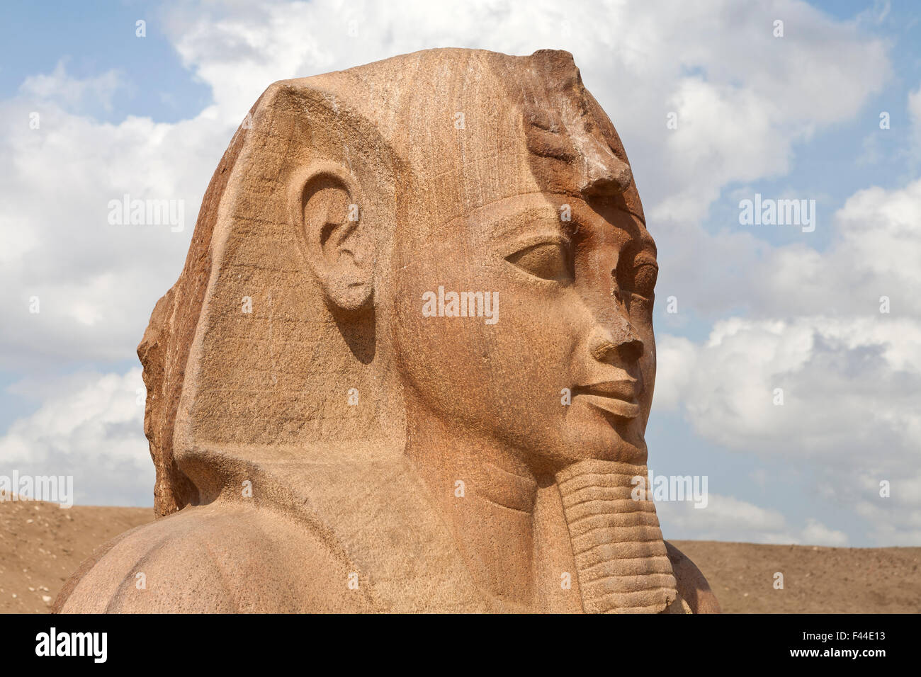 Close up della statua di Amenhotep III in corrispondenza del sito di Tanis, San el-Hagar nel nord orientale del delta del Nilo di Egitto Foto Stock