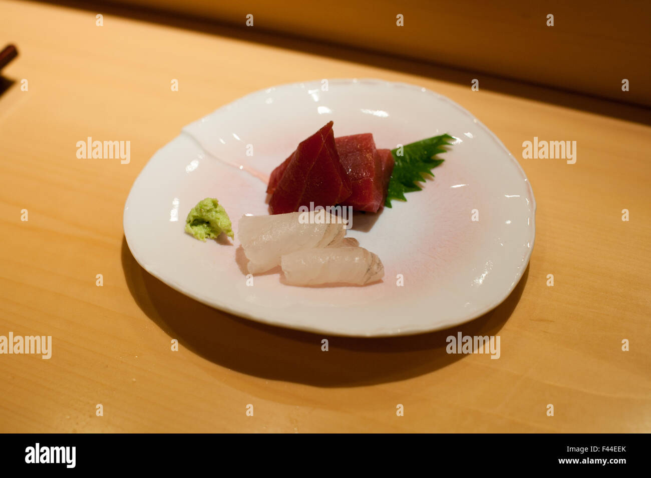 Tonno Sashimi hamachi wasabi e foglia di shiso su una piastra Foto Stock