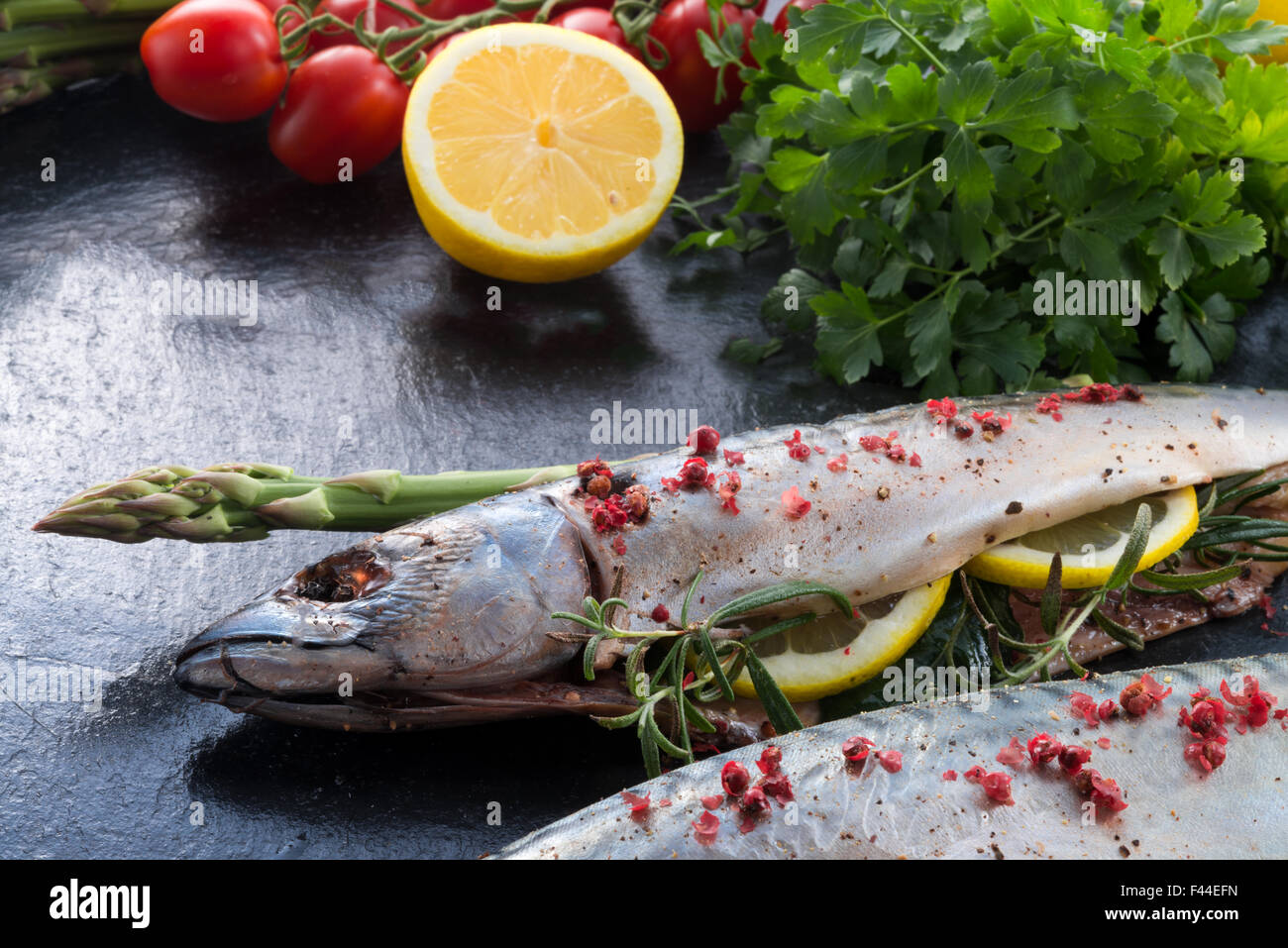 Makrele con asparagi verdi Foto Stock