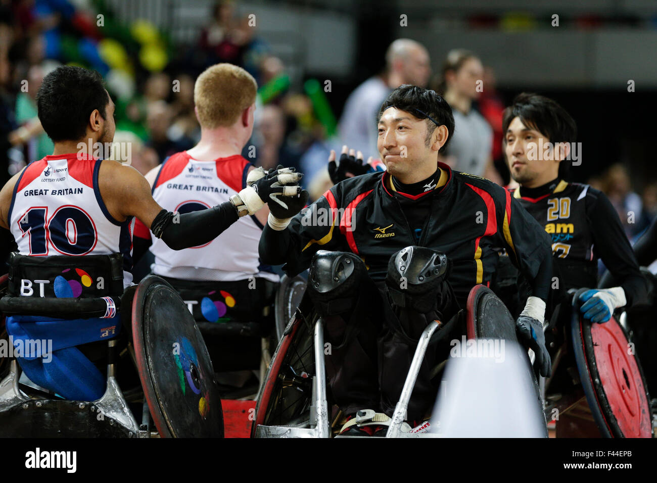 La Copperbox, Londra, Regno Unito. Xiv oct, 2015. Mondo BT sedia a rotelle Rugby Challenge 2015. Giappone contro la Gran Bretagna. Squadre congratularmi con ogni altro al fischio finale - con il Giappone tenendo la vittoria e un semi-finale credito spot: Azione Plus sport/Alamy Live News Foto Stock